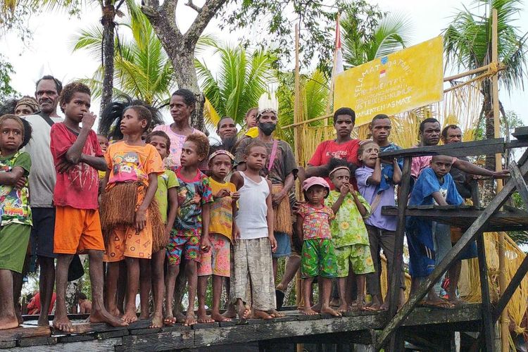 Anak-anak warga Kampung Amagais, Distrik Derkoumur, Kabupaten Asmat, Papua, Kamis (24/3/2022)