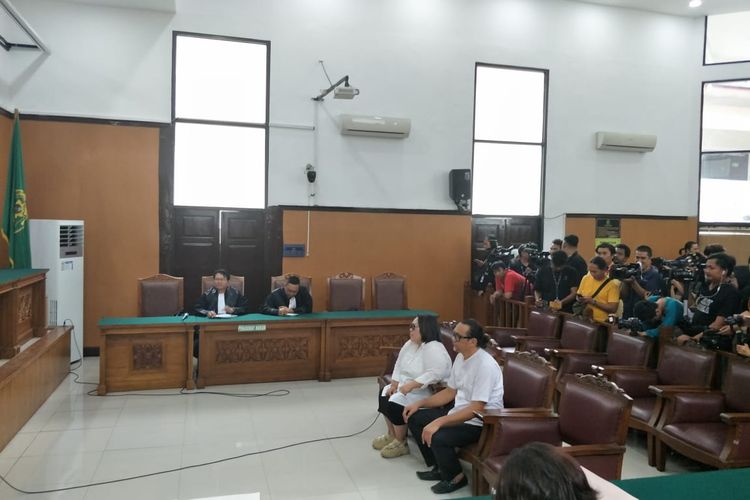Nunung dan July Jan Sambiran jalani sidang putusan di Pengadilan Negeri Jakarta Selatan, Cilandak, Rabu (27/11/2019).