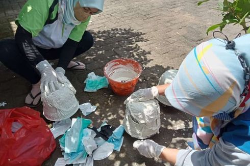 Bank Sampah di Banyuwangi Olah Limbah Masker Jadi Pot Bunga