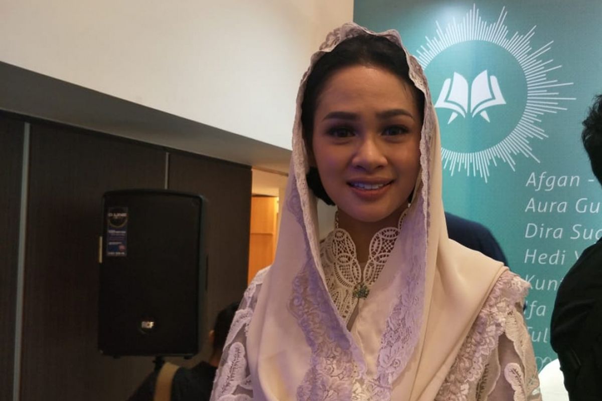 Andien qsaat ditemui usai jumpa pers peluncuran klip video Cahaya Dalam Sunyi di kawasan kuningan,  Jakarta Selatan, Rabu (6/6/2018).