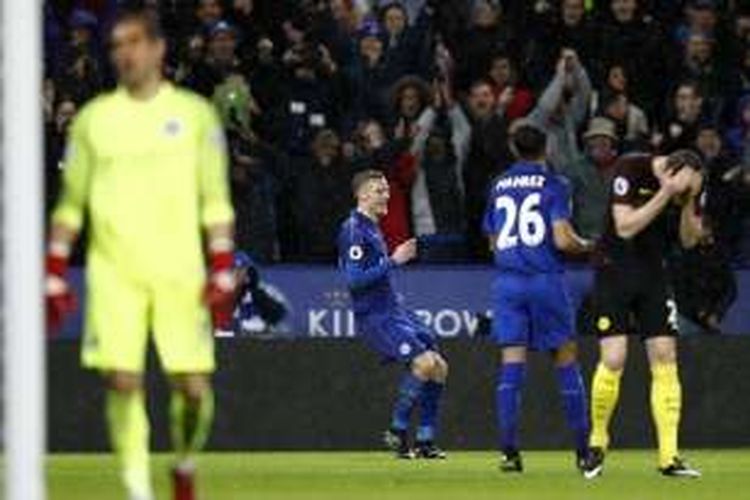 Striker Leicester City, Jamie Vardy, bergembira seusai mencetak gol ke gawang Manchester City pada pertandingan Premier League, Sabtu (10/12/2016). 