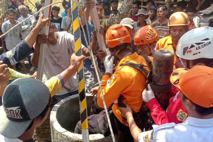 Suasana proses evakuasi jasad Jasmo (64) di dalam sumur di Desa Monggot, Kecamatan Geyer, Kabupaten Grobogan, Jawa Tengah, Rabu (6/9/2023).
