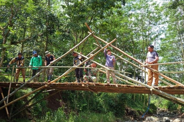 Akses ke Wisata Madakaripura Sempat Putus, Kini Ada Jembatan Darurat buat Roda Dua