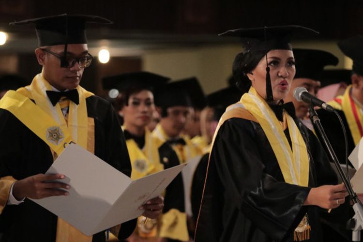 UGM kembali mewisuda dan meluluskan 1.262 wisudawan lulusan program pascasarjana, Rabu (24/4), di Grha Sabha Pramana, Yogyakarta.