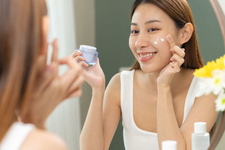 Ilustrasi menggunakan sunscreen, rekomendasi brand skincare lokal murah