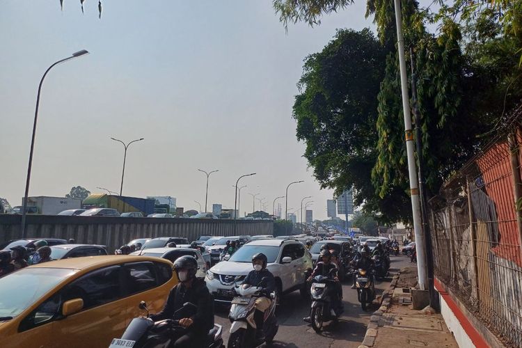Kemacetan yang terjadi di Jalan TB Simatupang arah Lebak Bulus, Jakarta Selatan, Senin (21/8/2023). 