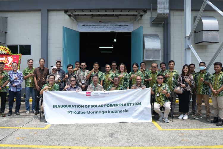 Peresmian Pembangkit Listrik Tenaga Surya (PLTS) Atap pabrik PT Kalbe Morinaga Indonesia di Kawasan Industri Indotaisei, Cikampek, Jawa Barat (3/10/2024).