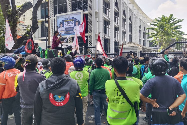 Ratusan Ojol Demo DPRD Sumut, Tuntut Potongan Aplikasi dan Harga Pertamax Turun