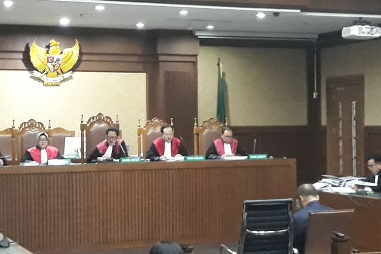 Terdakwa mantan Kepala Badan Penyehatan Perbankan Nasional (BPPN), Syafruddin Arsyad Temenggung saat membacakan nota pembelaan atau pleidoi di Pengadilan Tindak Pidana Korupsi Jakarta, Kamis (13/9/2018). 