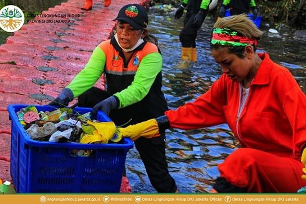 Mengenakan seragam pasukan oranye, artis peran Nikita Mirzani turun ke Kali Grogol dan ikut mengangkat sampah.