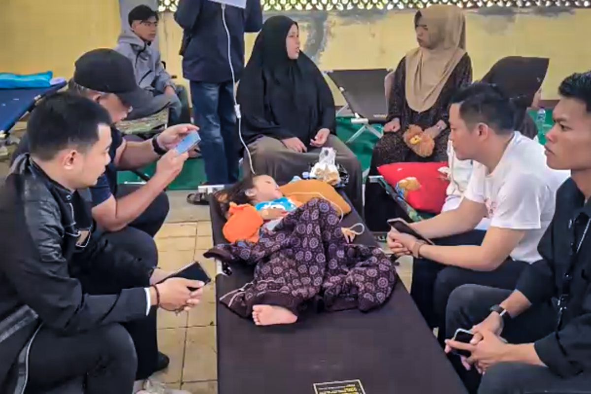 Amalia Husna Khodijah bocah perempun berusia 5 tahun tercatat sebagai korban keracunan menu MBG dengan usia paling muda saat ditemui di Posko Kesehatan Kecamatan Cipongkor, Selasa (23/9/2025).