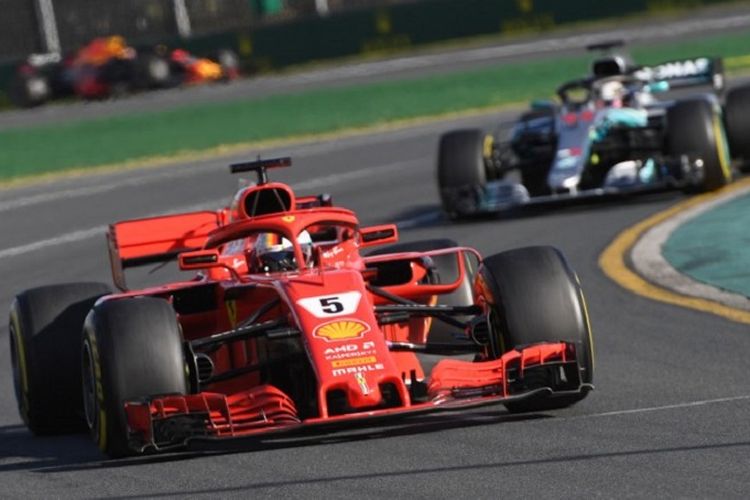 Pebalap Ferrari asal Jerman, Sebastian Vettel, asapi pebalap Mercedes asal Inggris, Lewis Hamilton, pada GP Australia di Sirkuit Melbourne, Albert Park, Minggu (25/3/2018). 