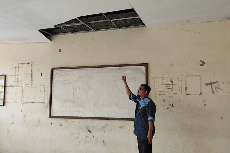 Wahyu Hidayat Kepala Sekolah SMK Veteran Kota Cirebon Jawa Barat memberikan penjelasan terkait kondisi saat ini kepada Kompas.com di salah satu rung kelas pada Jumat (11/7/2025) siang.