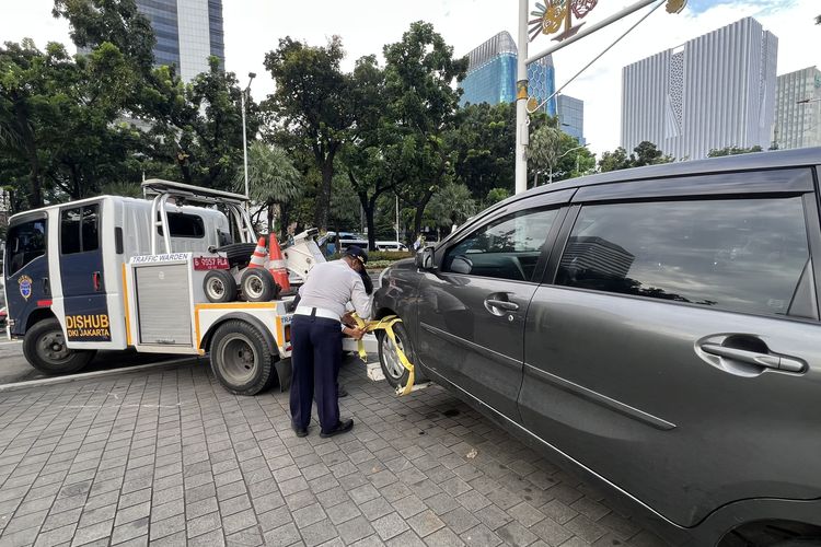 Sopir Tak Kunjung Muncul, Petugas Derek Mobil Parkir di Trotoar Jalan Medan Merdeka