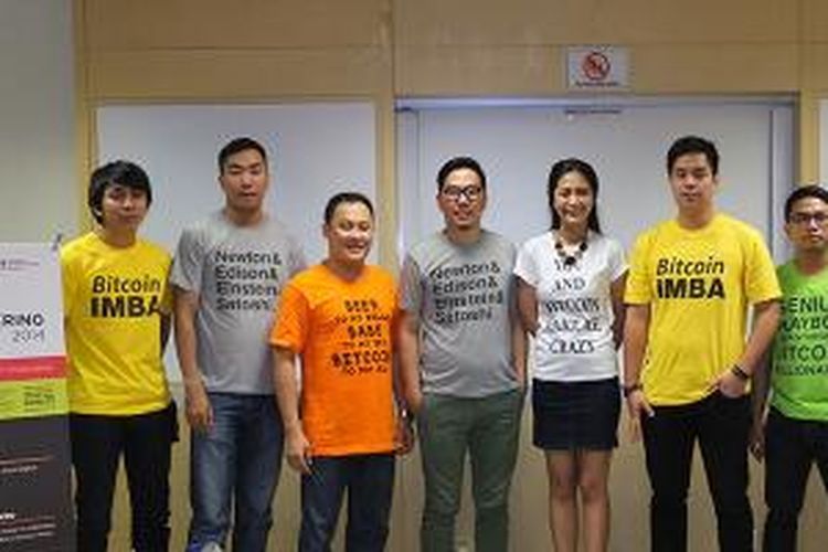 Panita penyelenggara dari Indonesian Bitcoin Community berfoto bersama usai acara