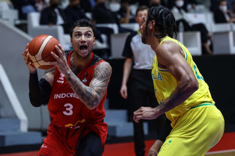 Pemain tim basket Indonesia, Brandon Jawato berusaha melewati pemain tim basket Australia pada laga pamungkas Grup A FIBA Asia Cup 2022 di Istora Senayan, Jakarta, Sabtu (16/7/2022). Timnas basket Indonesia dikalahkan Australia dengan skor 53-78.