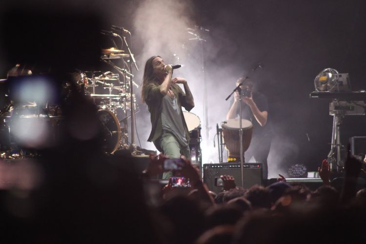 Aksi panggung Incubus saat tampil di Gambir Expo Kemayoran, Jakarta, Rabu (07/02/2018). Incubus sudah menggelar konser yang ketiga kalinya di Jakarta, kali ini band rock asal Amerika Serikat ini membawakan 20 lagu dari album baru dan album lama.