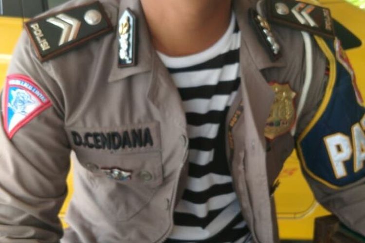 AS (30), seorang pria yang diduga gangguan jiwa diamankan saat menggunakan seragam polisi yang dicuri dan dipakai untuk meminta uang kepada warga di Jalan Jenderal Sudirman, Kecamatan Sungai Lala, Kabupaten Inhu, Riau, Selasa (31/8/2021).