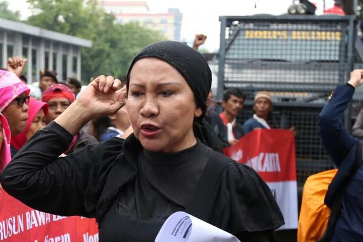 Ratna Sarumpaet dan sejumlah warga saat berdemo menolak Basuki Tjahaja Purnama (Ahok) menjadi Gubernur DKI di depan KPU DKI Jakarta, Rabu (21/9/2016).