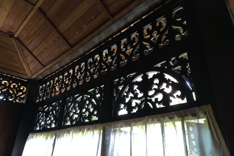 Bentuk hiasan berbentuk bunga di bagian ventilasi rumah tradisional Malaysia, yang melambangkan status sosial pemiliknya, di Rumah Penghulu Abu Seman, Kuala Lumpur, Malaysia, Selasa (30/9/2025). 