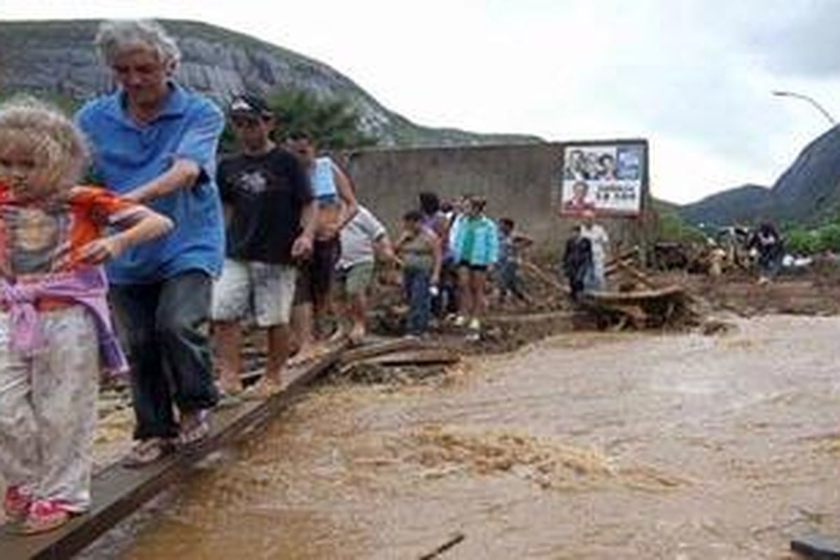 Hujan deras yang melanda Brasil beberapa hari terakhir telah memicu terjadinya banjir dan tanah longsor yang menelan ratusan korban jiwa manusia.