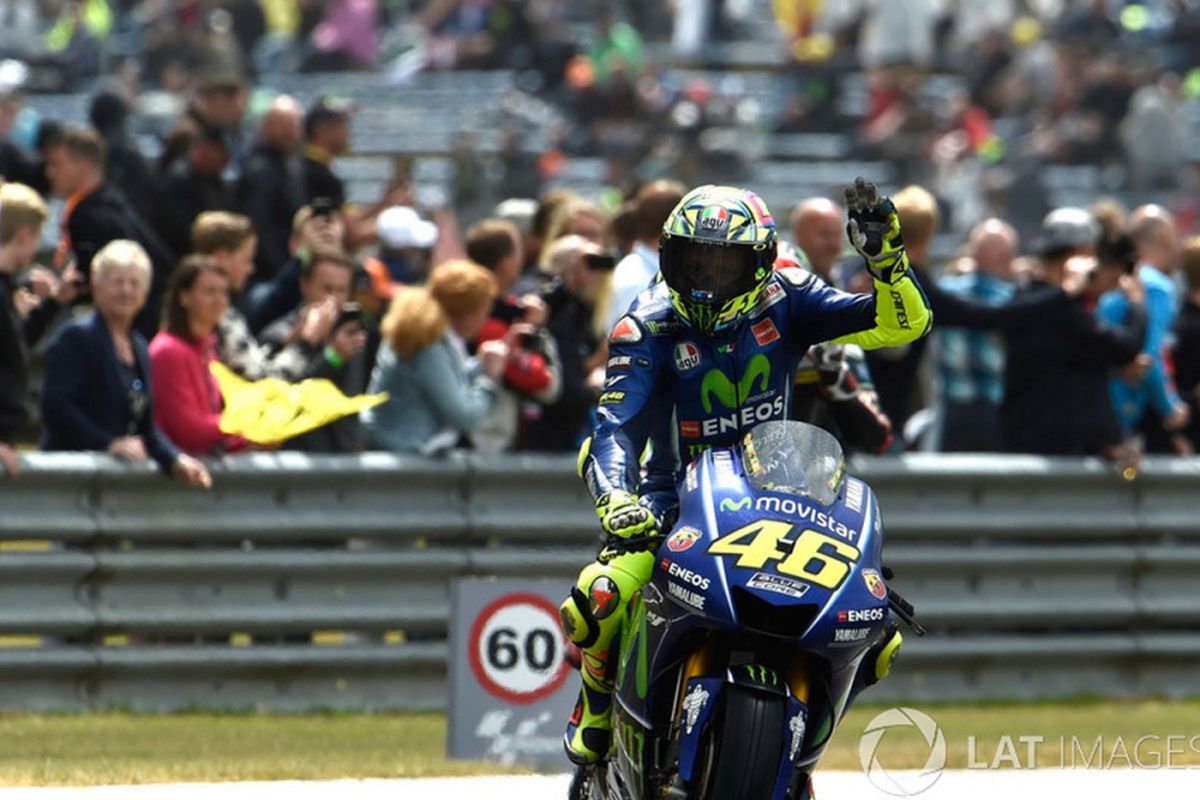 Valentino Rossi setelah meraih podium juara di Assen, Minggu (25/6/2017).