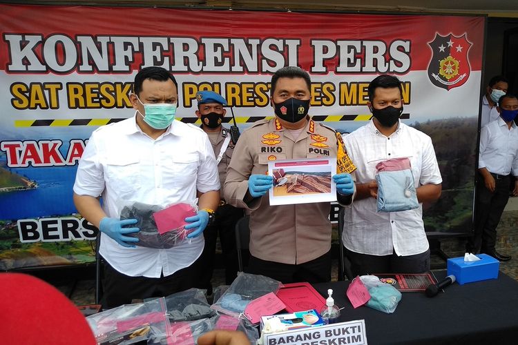 Kapolrestabes Medan Kombes Pol Riko Sunarko menunjukkan barang bukti kasus penganiayaan terhadap seorang remaja berinisial ZS (17) oleh komplotan geng motor di Desa Sei Rotan, Kecamatan Percut Sei Tuan, Deli Serdang pada Kamis (10/12/2020). Polisi menangkap 3 orang dari total 10 tersangka yang terancam hukuman 15 tahun penjara.