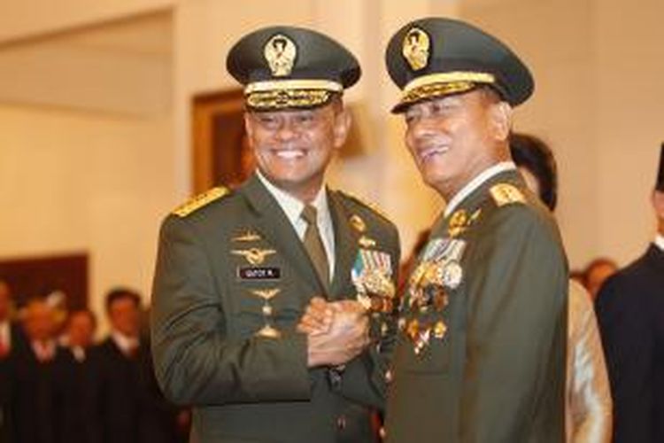 Panglima TNI Jenderal Gatot Nurmantyo bersalaman dengan mantan Panglima TNI Moeldoko usai pelantikan di Istana Negara, Jakarta, Rabu (8/7/2015). Presiden Joko Widodo melantik Sutiyoso sebagai Kepala BIN menggantikan Marciano Norman sedangkan Gatot Nurmantyo dilantik menggantikan Jenderal Moeldoko. KOMPAS IMAGES / RODERICK ADRIAN MOZES