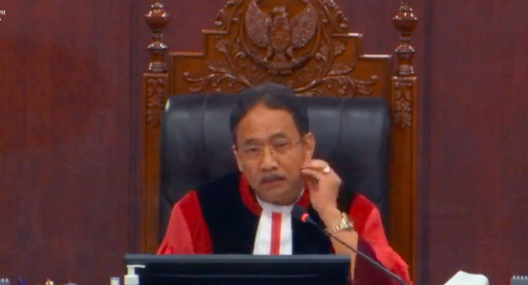 Momen Ketua MK Tegur Ketua KPU-Bawaslu yang Tertidur dalam Sidang Sengketa Pilpres