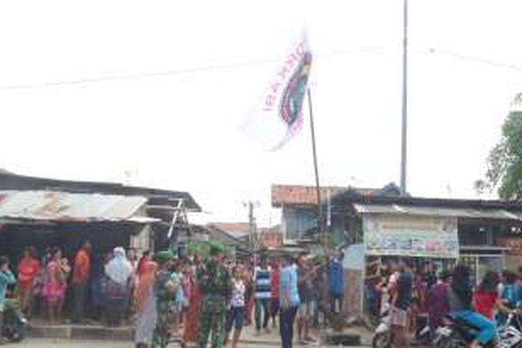 Bendera Forkabi diturunkan di lokasi Presiden Jokowi akan membagi-bagikan paket sembako, Jumat (1/7/2016).