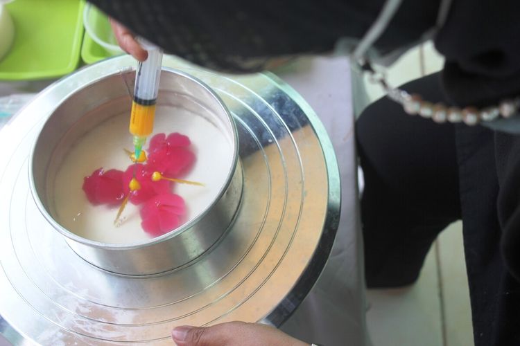 Proses pembuatan jelly art yang membutuhkan ketelitian dan konsentrasi