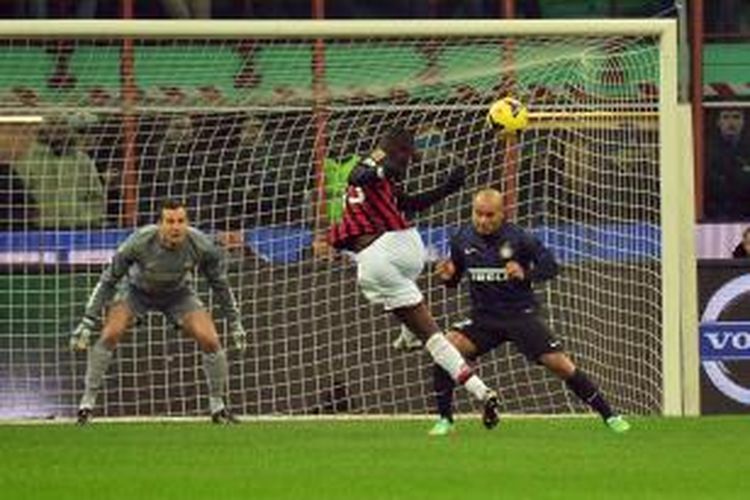 Striker AC Milan, Mario Balotelli, berusaha untuk melepaskan tendangan ke gawang Inter Milan pada lanjutan Serie-A di Stadion Giuseppe Meazza, Minggu (22/12/2013). 