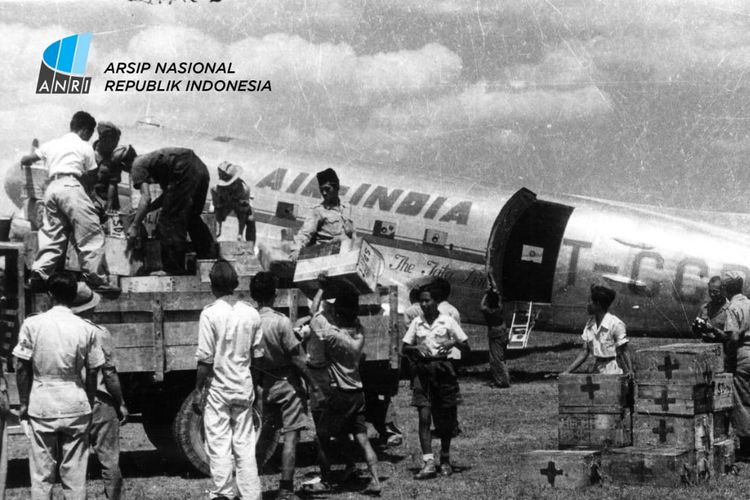 Palang Merah India memberikan bantuan obat-obatan kepada Palang Merah Indonesia di Lapangan Terbang Maguwo, Yogyakarta pada 26 Agustus 1947.