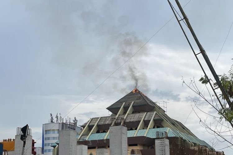 Atap Masjid Agung Batam Kepulauan Riau terbakar pada Jumat (13/1/2023). 