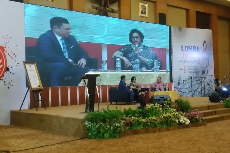 Menteri Keuangan Sri Mulyani Indrawati dan Wakil Ketua Komisi Pemberantasan Korupsi (KPK) Saut Situmorang dalam talkshow peringatan Hari Anti Korupsi Internasional di Kantor Direktorat Jenderal Pajak, Jakarta, Rabu (6/12/2017).