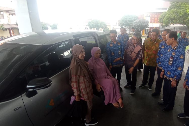 Manajemen Toyota Indonesia memantau secara langsung kegunaan Sienta Welcab di RSO Dr. Soeharso Surakarta