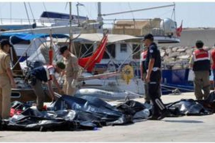 Para petugas Turki menangani jenazah korban tabrakan ferry dan perahu pengungsi.