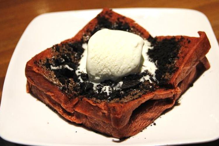 Roti bakar ini disajikan berwarna merah dengan taburan oreo serta selai cokelat. Taburan oreo memenuhi sisi atas roti bakar dan es krim.