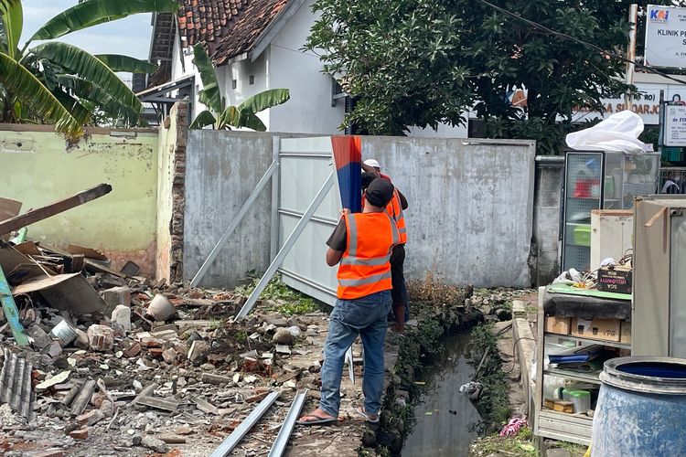 Proses pengosongan lahan bekas parkir liar dan warung di Stasiun Sidoarjo, Rabu (12/2/2025)