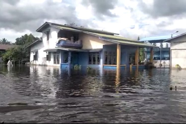 Banjir dengan kedalaman capai satu meter mengepung Kecamatan Singkawang Utara, Kota Singkawang, Kalimantan Barat (Kalbar) hingga Jumat (10/3/2023). Dampak baniir tersebut, sebanyak 317 warga harus mengungsi ke tempat yang lebih tinggi. 