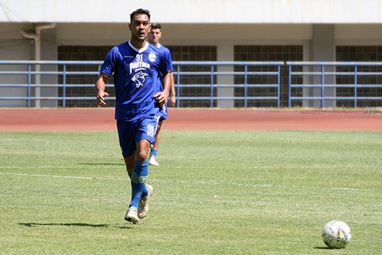 Omid Nazari berlatih bersama Persib Bandung di Stadion GBLA, Kota Bandung, Rabu (21/8/2019). (KOMPAS.com/SEPTIAN NUGRAHA)