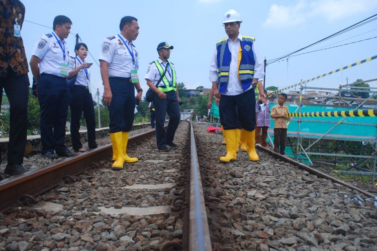 Menteri Perhubungan Budi Karya Sumadi meninjau lokasi proyek pengerjaan jalur ganda (double track) KA Bogor-Sukabumi di Cicurug, Kabupaten Sukabumi, Sabtu (7/4/2018). Saat ini pemerintah sedang mengerjakan tahap pertama proyek tersebut mulai dari Cicurug hingga Cigombong yang ditargetkan selesai pada Desember 2018.