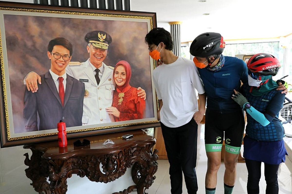 Gubernur Jateng Ganjar Pranowo bersama istrinya Atikoh, saat menerima kado lukisan dari anak semata wayagnya Muhammad Zinedine Alam Ganjar, Jumat (25/9/2020).