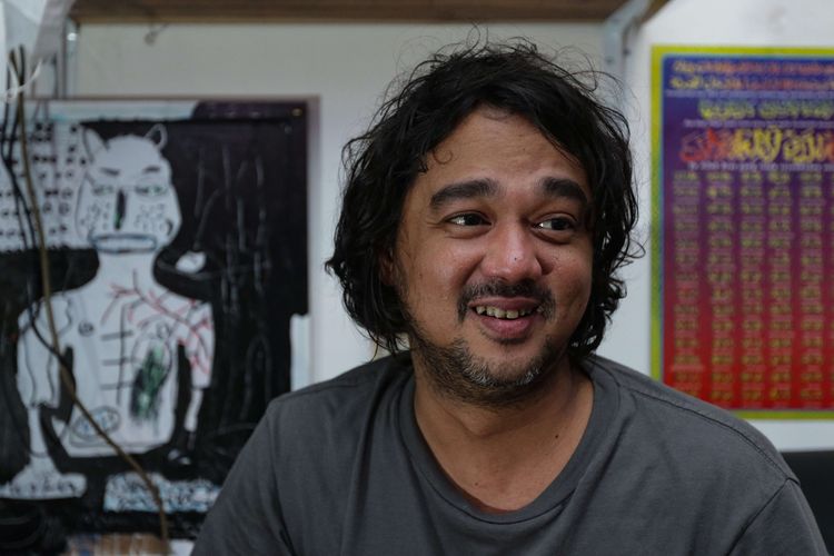 Musisi Jason Ranti saat ditemui di studio lukisnya di Jakarta, Jakarta Selatan, Jumat (19/2/2021).  Melukis salah satu hobi yang dilakukan Jason Ranti selain bermain musik.