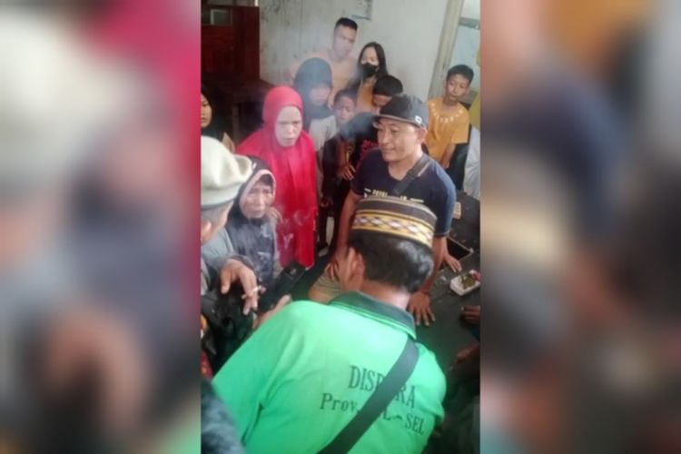 Potongan video emak-emak yang diinterogasi puluhan warga usai mencopet di kawasan pasar GOR Sudiang, Kecamatan Biringkanaya, Kota Makassar, Sulawesi Selatan (Sulsel), Minggu (2/7/2023)
