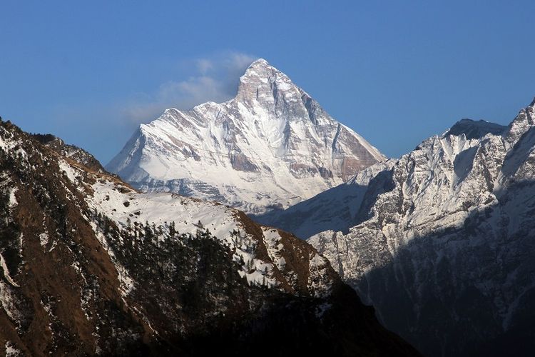 Gunung Nanda Devi yang tertutup salju terlihat dari kota Auli, di negara bagian Himalaya utara Uttarakhand, India. (REUTERS)