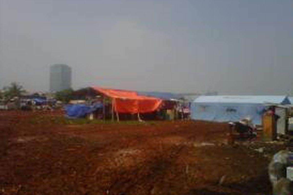 Kondisi tenda pengungsian warga bantaran Waduk Ria Rio yang masih bertahan. Masih ada 30 Kepala Keluarga yang bertahan karena belum mendapatkan kejelasan tempat tinggal.
