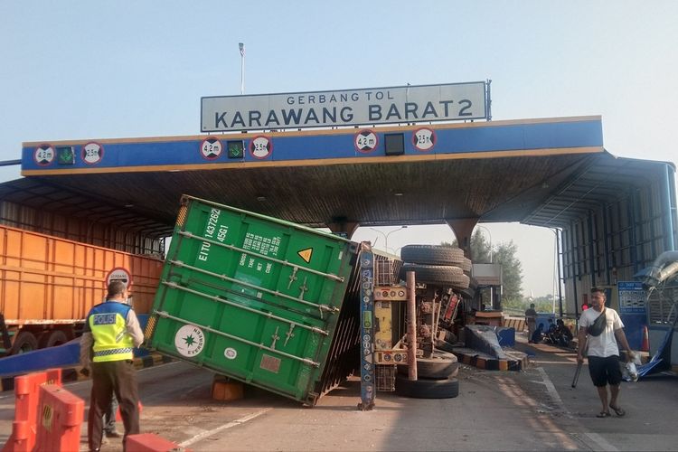 Sebuah truk kontainer terguling dan menghantam gardu Gerbang Tol Karawang Barat 2 arah Karawang, Sabtu (17/7/2021).