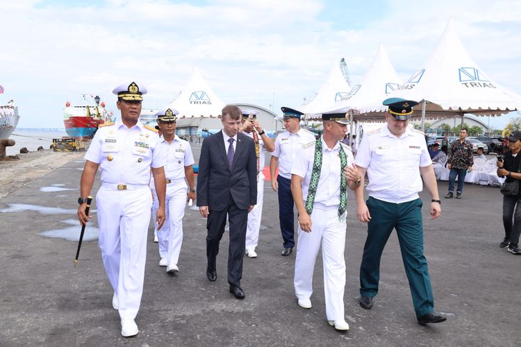 Penyambutan kedatangan Angkatan Laut Rusia atau Russian Navy di Koarmada II Surabaya pada Minggu (3/11/2024). Kedatangan Angkatan Laut Rusia untuk melaksanakan latihan bersama dengan Tentara Nasional Indonesia Angkatan Laut (TNI AL) mulai Senin (4/11/2024) hingga Minggu (10/11/2024)