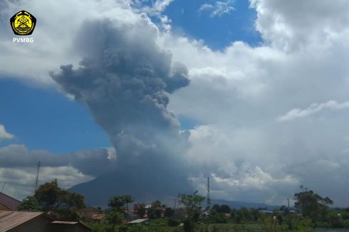 Gunung Sinabung Erupsi dengan Tinggi Kolom Abu 4.500 Meter, Ini Rekomendasi PVMBG